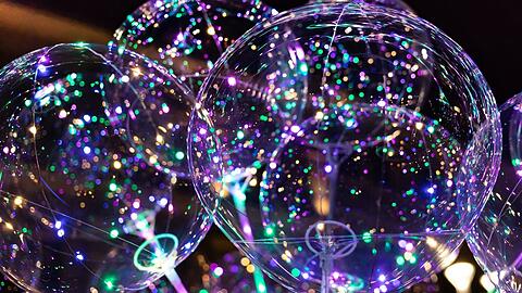 LED-Ballons sorgen nicht für einen funkelnden Silvesterabend, sondern können auch wiederverwendet werden.