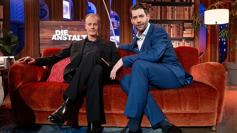 Max Uthoff (l) und Claus von Wagner nach Aufzeichnung der Jubiläumssendung von der  "Die Anstalt".