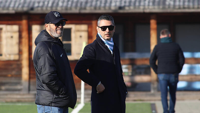 Neuer Boss, alte Praktiken? 1860-Fanartikel-Chef Valentin Pusnava (r.) mit Vorg&auml;nger Anthony Power im Januar 2025.