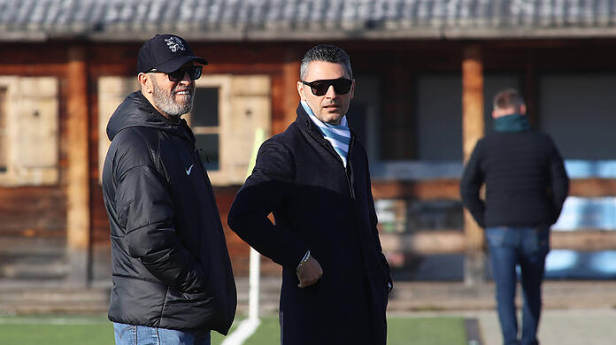 Neuer Boss, alte Praktiken? 1860-Fanartikel-Chef Valentin Pusnava (r.) mit Vorg&auml;nger Anthony Power im Januar 2025.