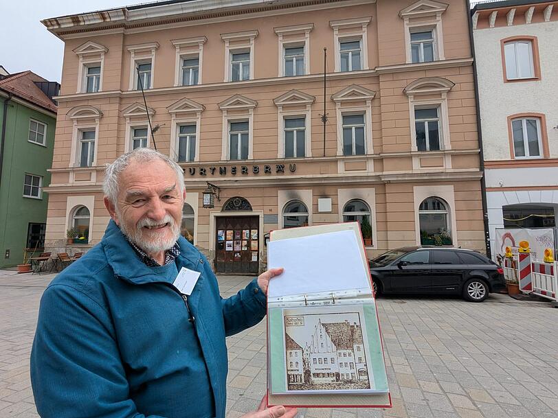 Ferdinand "Ferl" Schreyer steht vor dem Furtnerbr&auml;u, in der Hand h&auml;lt er eine historische Zeichnung des fr&uuml;heren Geb&auml;udes. Bei der Brauerei hat es 1886 gebrannt.
