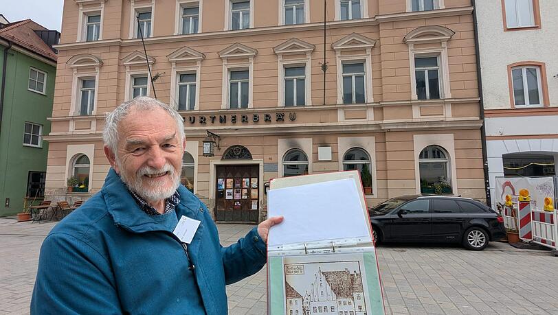 Ferdinand "Ferl" Schreyer steht vor dem Furtnerbr&auml;u, in der Hand h&auml;lt er eine historische Zeichnung des fr&uuml;heren Geb&auml;udes. Bei der Brauerei hat es 1886 gebrannt.