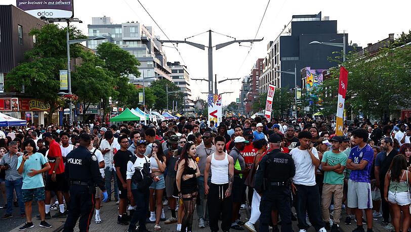 Die Menschen feierten auf der Straße. Die Menschen feierten auf der Straße.
