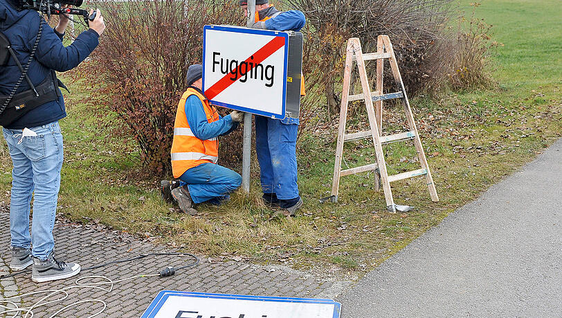 In Österreich hat man den Ort Fucking in Fugging umbenannt. In Österreich hat man den Ort Fucking in Fugging umbenannt.
