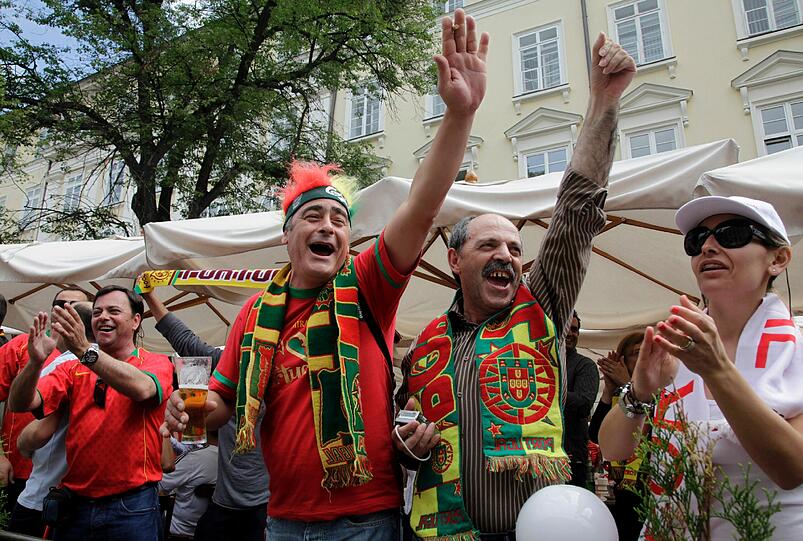So verrückt sind die internationalen Fußball-Fans bei der EURO 2012 - sehen Sie hier die skurrillsten, witzigsten und heißesten Bilder aus Polen und der Ukraine.