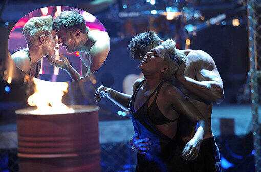 Sexy, anrüchig und intensiv. Sängerin Pink legt eine atemberaubende Perfomance bei "Wetten, dass" hin. Sie performt eine Tanzeinlage, die die schmale Grenzen zwischen Liebe und Gewalt thematisiert. Die Bilder zum durchklicken.