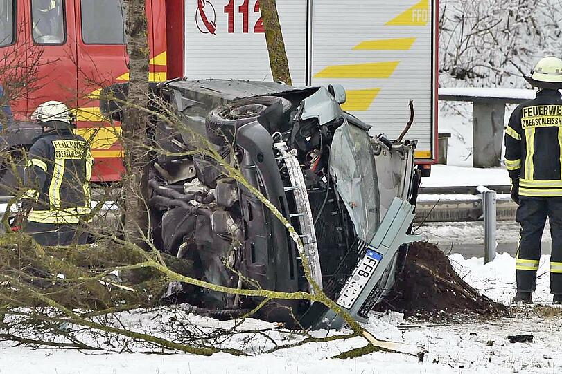 Die Feuerwehr musste eine schwer verletzte Person aus dem Unfallwrack bergen.