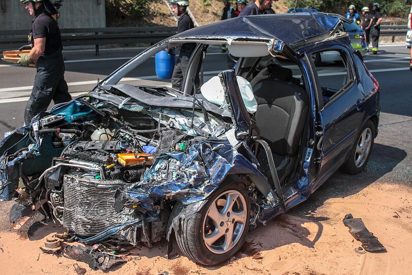 Der Pkw wurde komplett zerstört, sowohl die Fahrerin als auch der Fahrer erlitten schwere Verletzungen. Auch viele Insassen im Bus wurden verletzt. Die Bilder vom Unfallort auf der A73 bei Nürnberg.
