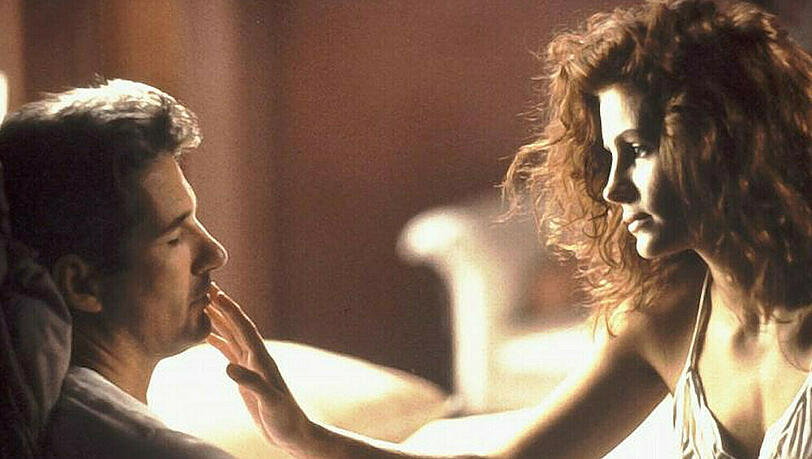Aus der Geschäftsbeziehung von Edward (Richard Gere, li.) und der Prostituierten Vivian (Julia Roberts) wird eine knisternde Liebesaffäre. Aus der Geschäftsbeziehung von Edward (Richard Gere, li.) und der Prostituierten Vivian (Julia Roberts) wird eine knisternde Liebesaffäre.