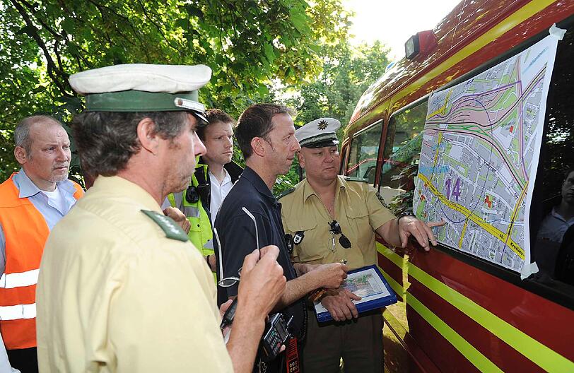 Im Umkreis von 600 Metern wurden alle Häuser und Wohnungen evakuiert. Im Bild: Polizeikräfte bei der Einsatzplanung.