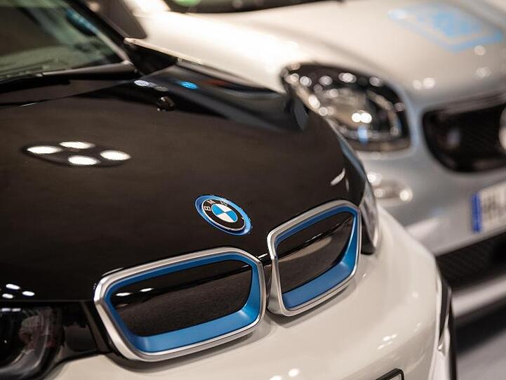 Ein BMW i3 von DriveNow (l) und ein Smart Fortwo von Car2Go stehen in einer aktuellen Ausstellung im Mercedes-Benz-Museum. CDie deutschen Autofahrer schätzten das eigene Auto aber nach wie vor, vor allem wegen der ständigen Verfügbarkeit.