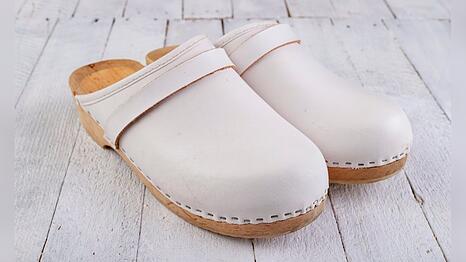 Clogs kehren in dieser Frühlings- und Sommer-Saison dank Hermès und Co. zurück auf die Mode-Bühne.
