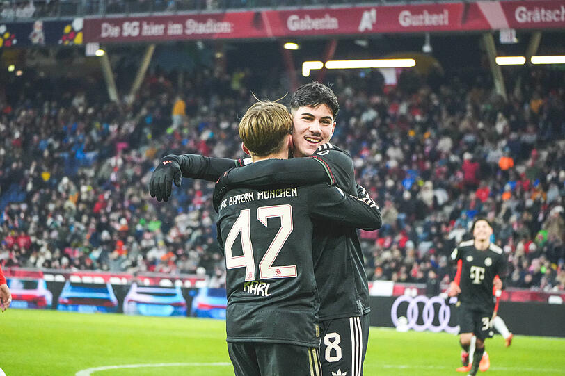Bayern n&auml;chstes Juwel: Karl jubelt mit dem 18-j&auml;hrigen Felipe Ch&aacute;vez (r.).