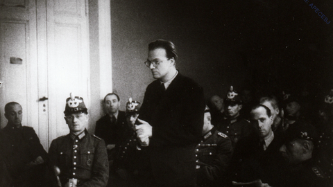 Alfred Delp vor dem Volksgerichtshof. Am 11. Januar 1945 wurde er wegen Hoch- und Landesverrats zu Tode verurteilt. Am 2. Februar 1945 wurde er von den Nationalsozialisten erh&auml;ngt.