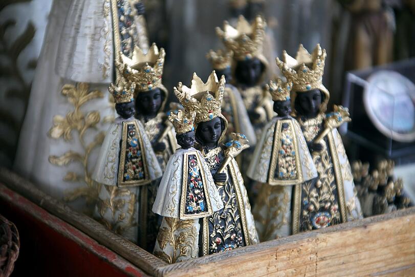 Die schwarze Madonna ist das beliebteste Souvenir aus Altötting. Die Devotionalienläden bieten auch Holzkreuze in allen Variationen.