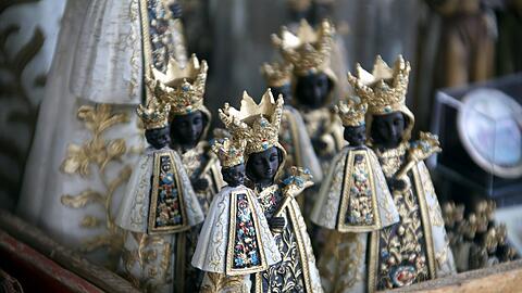 Die schwarze Madonna ist das beliebteste Souvenir aus Altötting. Die Devotionalienläden bieten auch Holzkreuze in allen Variationen.
