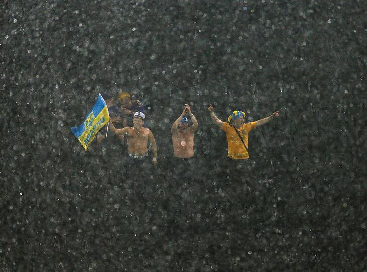 Ein heftiges Gewitter hat zu einer Unterbrechung der EM-Partie zwischen der Ukraine und Frankreich geführt. Die Bilder.