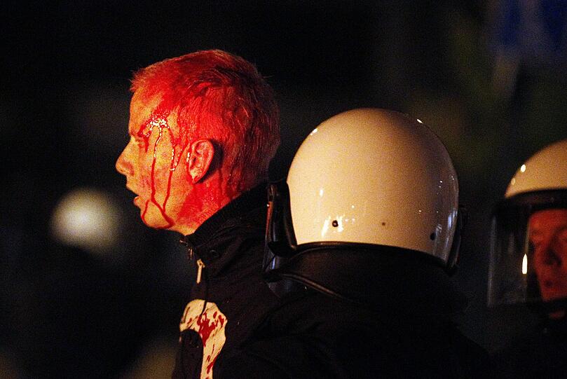 Brandsätze, Prügel, Blut: In der niederländischen Stadt Haren geriet eine Facebook-Party vollkommen außer Kontrolle.