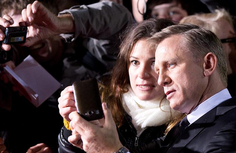James Bond Darsteller beim Posieren mit den begeisterten Fans.