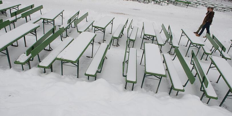 Wenn die Schneebälle fliegen: LMU vs TU im Englischen Garten.
