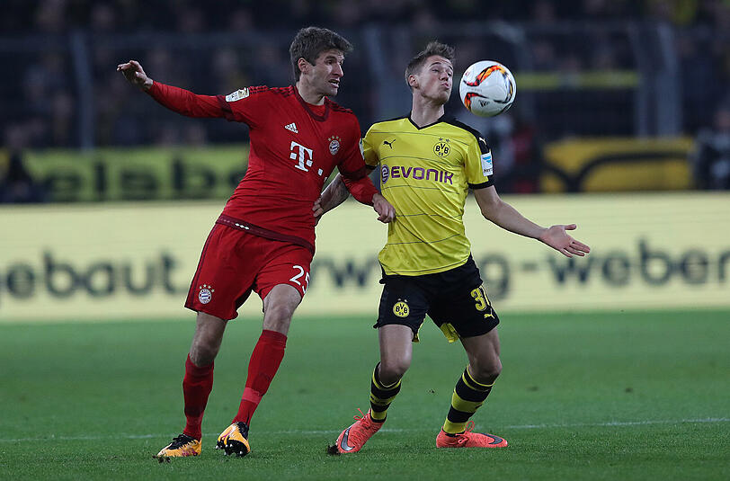 Thomas Müller: Note 4. Mit der Großchance nach Bürkis Patzer, schoss drüber (5.). Hätte seiner Mannschaft eine Top-Ausgangsposition verschaffen können, ja müssen. Werkelte und müllerte im Niemandsland des Mittelfelds umher, gewohnt umfassend - hier und da, da und dort. Top-Flanke auf Vidal (55.), suchte immer wieder den Doppelpass mit Robben.
