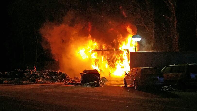 Am frühen Sonntagmorgen brannte ein Reisebus am Grenzübergang Walserberg komplett aus. Die Bilder vom Einsatz.