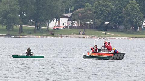 Zahlreiche Wasserwachten sowie Feuerwehr und Notarzt waren im Einsatz, um den gekenterten Angler aus dem Tachinger See zu bergen.