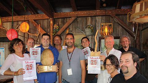 Von links nach rechts: Sonja Schlederer (S-Beach Bar), Stefan Tschoner, Manfred Kneifel (Villa Aroma), Oliver Preuß, Hannes Ringlstetter, Marco Lehnert (Kartoffelei), Roger Jürgens (Almrausch) und Falk Prüfer. Rechts vorne in Front Dirk Ellersworth (Full Moon Candles) und links daneben (mit der Brille) Florian Postner (Wallflower).