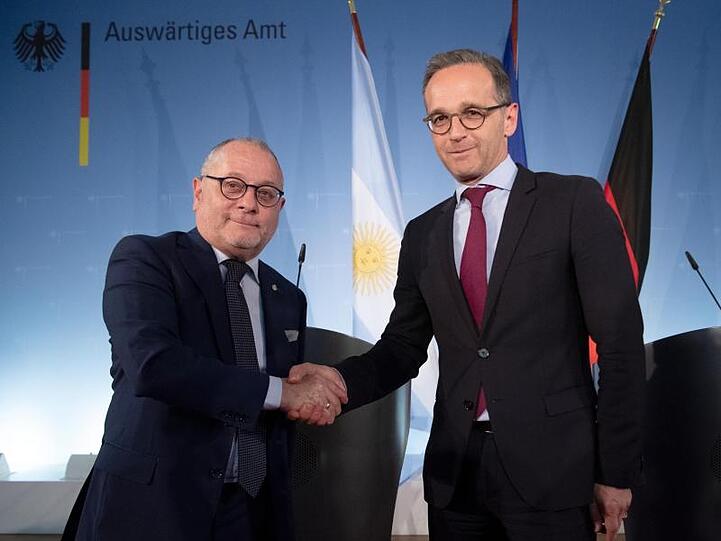 Handschlag im Auswärtigen Amt: Bundesaußenminister Heiko Maas und sein argentinischer Amtskollege Jorge Marcelo (l), einer der Konferenz-Teilnehmer.