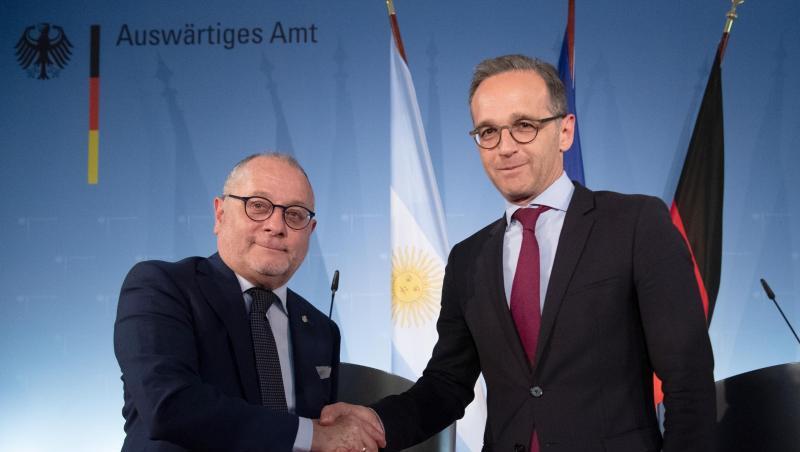 Handschlag im Auswärtigen Amt: Bundesaußenminister Heiko Maas und sein argentinischer Amtskollege Jorge Marcelo (l), einer der Konferenz-Teilnehmer. Handschlag im Auswärtigen Amt: Bundesaußenminister Heiko Maas und sein argentinischer Amtskollege Jorge Marcelo (l), einer der Konferenz-Teilnehmer.
