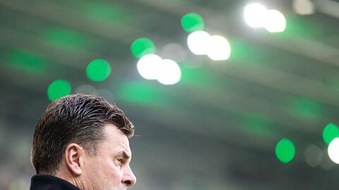 Gladbachs Trainer Dieter Hecking hat gegen Bremen mit Personalwechseln überrascht.
