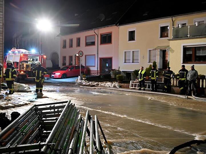 In der Nacht wurde ein Teil des Ortskerns von Aach bei Trier von einem Bach überschwemmt.