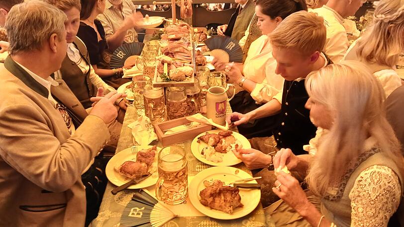 Der OB-Tisch im Schottenhamel-Festzelt. Der OB-Tisch im Schottenhamel-Festzelt.