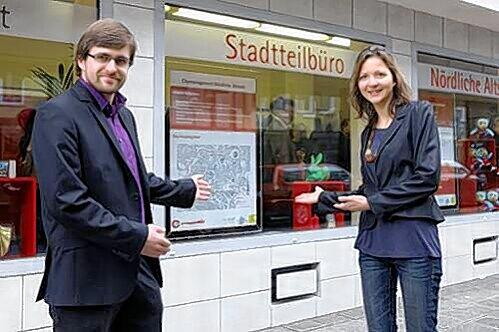 Hier können Sie mitplanen: die Citymanager Dominik Desch und Nadja Horic vor dem neuen Stadtteilladen in der Hans-Sachs-Gasse 1, nur einen Steinwurf vom Obstmarkt entfernt.
