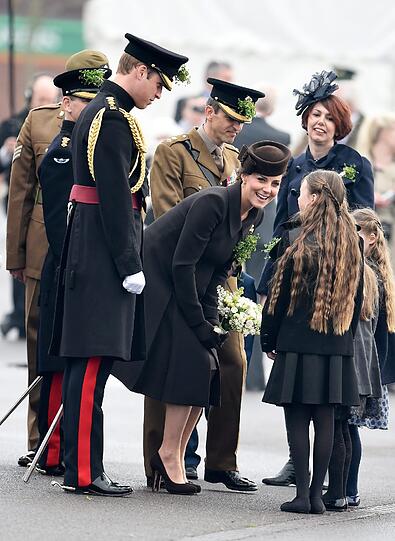 Herzogin Kate überreicht den Soldaten des Regiments Irish Guards am St. Patrick's Day  Sträußchen aus Kleeblättern