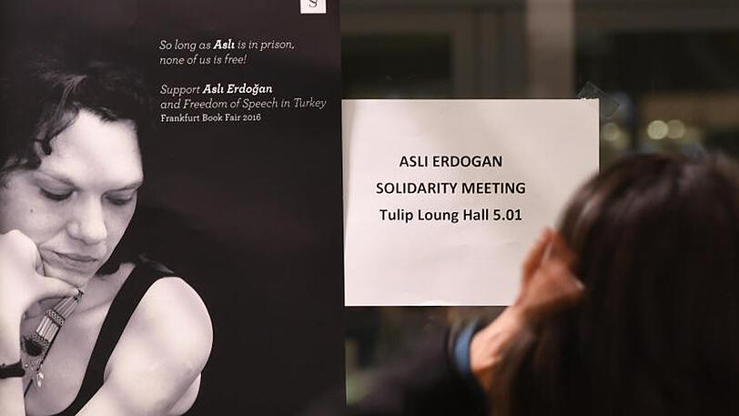 Oktober 2016: Auf der Buchmesse in Frankfurt am Main weist ein Plakat auf eine Solidaritätsveranstaltung für die inhaftierte Schriftstellerin Asli Erdogan hin.