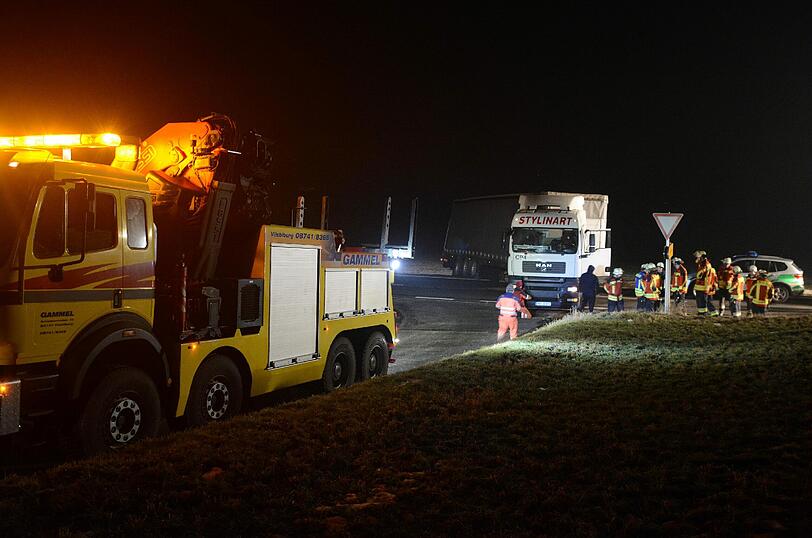 Der 18 Meter lange Lkw versperrte die Bundesstraße komplett.