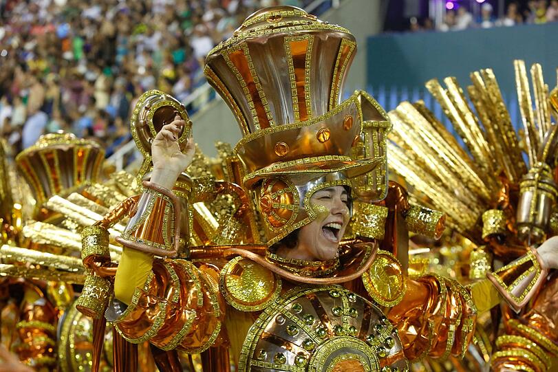 Athletische Tänzer, heiße Rhythmen und kunstvolle Kostüme - die Bilder vom Karneval aus dem Sambadrom in Rio de Janeiro.