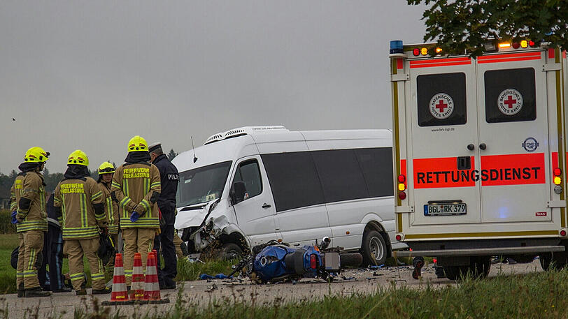 Ersthelfer alarmierten die Feuerwehr und den Rettungsdienst. Trotz intensiver Behandlung durch das BRK verstarb der Motorradfahrer noch an der Unfallstelle.