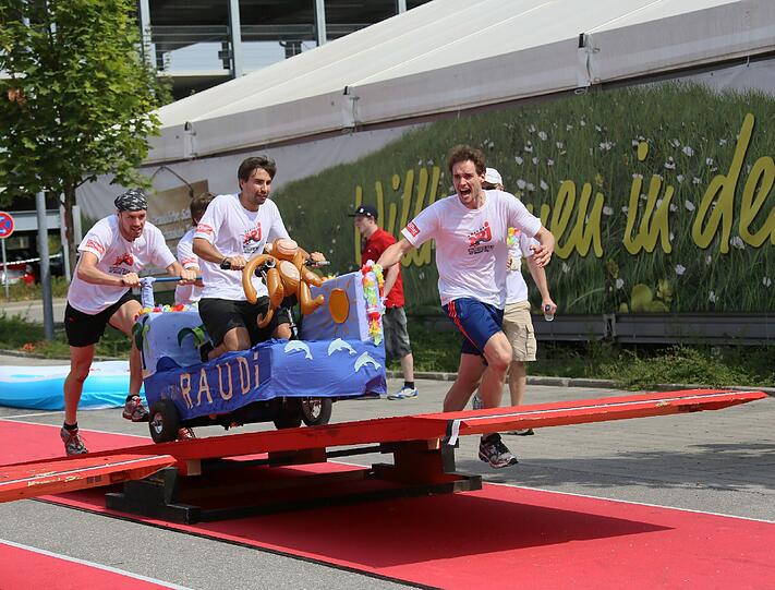 Sofa-Rennen in Freiham. Die Bilder.