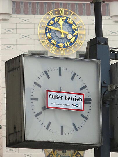 Eine öffentliche Uhr an der U-Bahnstation Marienplatz ist außer Betrieb. Kein Problem - dafür gibt's eine Luxus-Lösung!