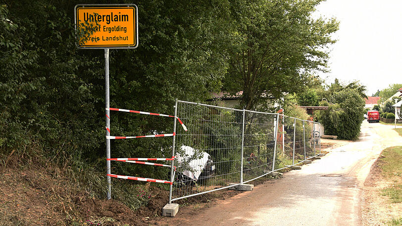 Das Blockhaus brannte komplett ab, am Freitag fand die Polizei hier die Leiche eines Mannes. Vermutlich handelt es sich dabei um den 77-jährigen Bewohner.