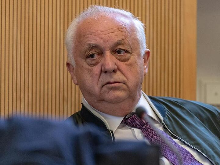 Norbert Hartl, ehemaliger Fraktionsvorsitzender der Regensburger SPD, sitzt in einem Gerichtssaal. Foto: Armin Weigel/dpa/Archivbild