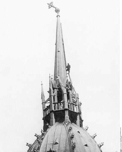 Das Eisenkreuz der Paulskirche ist abgeknickt. Das Eisenkreuz der Paulskirche ist abgeknickt.