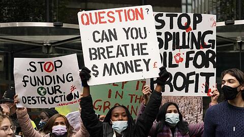 Junge Aktivisten nehmen an einer Demonstration vor der Standard Chartered Bank in London teil.