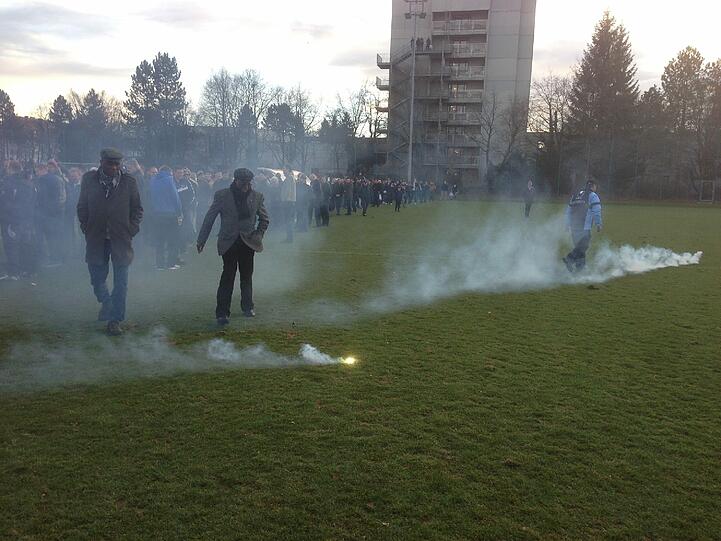 Ein paar Fans haben beim Testspiel zwei Bengalos gezündet.