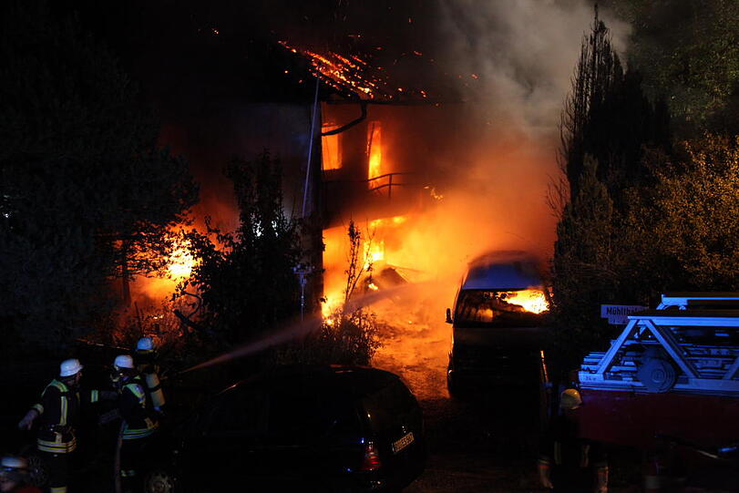Wohnhaus und Pkw in Mühltal in Vollbrand. Bilder vom Großeinsatz der Feuerwehr.