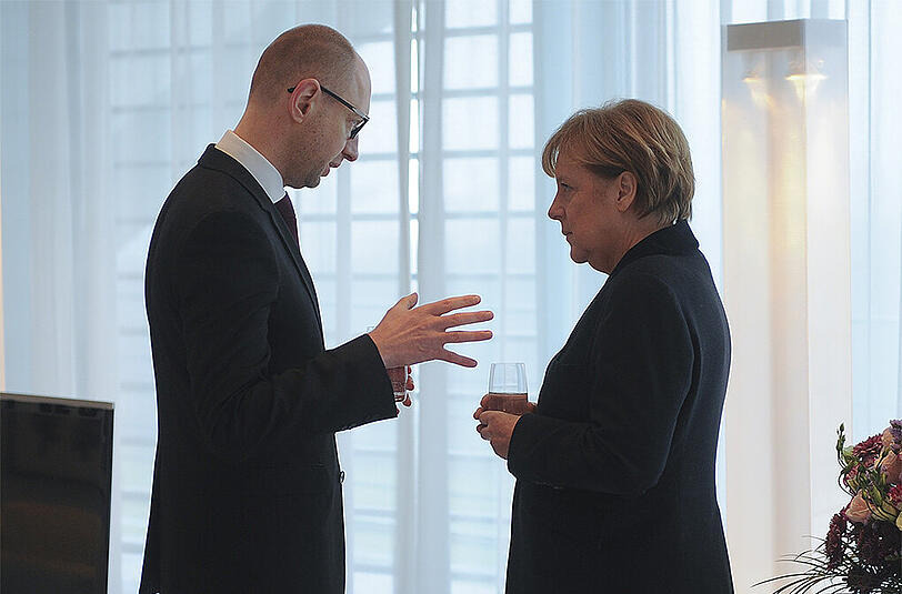 Der ukrainische Ministerpräsident Jazenjuk im Gespräch mit der deutschen Bundeskanzlerin Merkel. Jazenjuk verglich den Bürgerkrieg in der Ukraine mit dem zweiten Weltkrieg.
