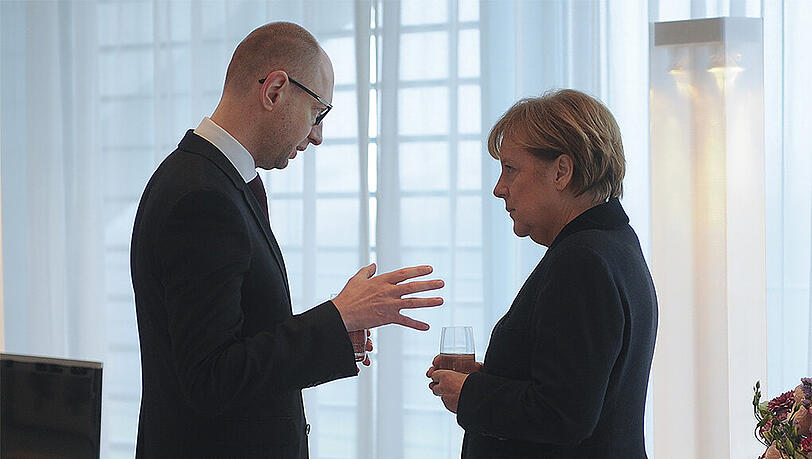 Der ukrainische Ministerpräsident Jazenjuk im Gespräch mit der deutschen Bundeskanzlerin Merkel. Jazenjuk verglich den Bürgerkrieg in der Ukraine mit dem zweiten Weltkrieg. Der ukrainische Ministerpräsident Jazenjuk im Gespräch mit der deutschen Bundeskanzlerin Merkel. Jazenjuk verglich den Bürgerkrieg in der Ukraine mit dem zweiten Weltkrieg.