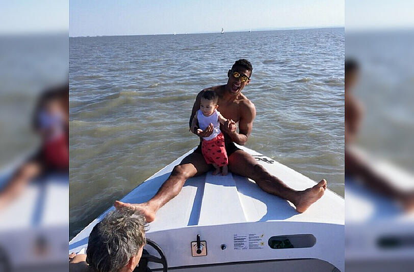 Grüße vom See: Rubin Okotie lässt es sich mit Söhnchen Tiamo Romero gut gehen.